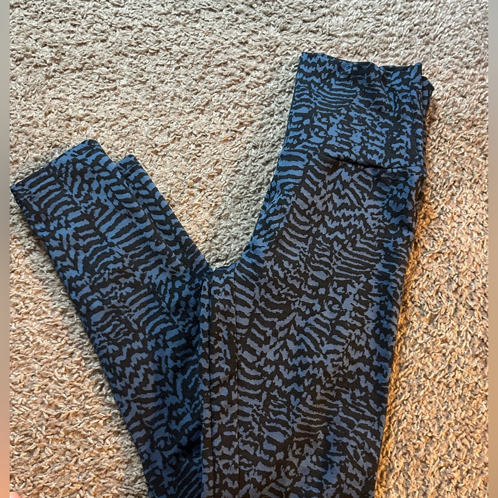 ECTH Black and Blue Abstract Print Leggings - small